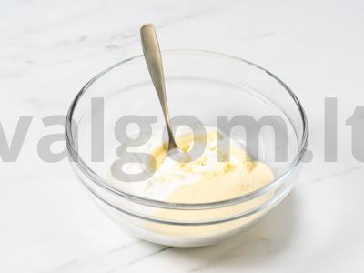 Paprasta varškės apkepas su razinomis Žingsnis 1