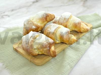 Kruasanai su virta saldžia grietinėle pagrindine nuotrauka