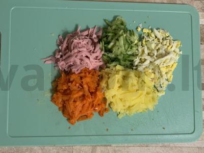 Sluoksniuotas salotas su žaliu žirneliu Žingsnis 1