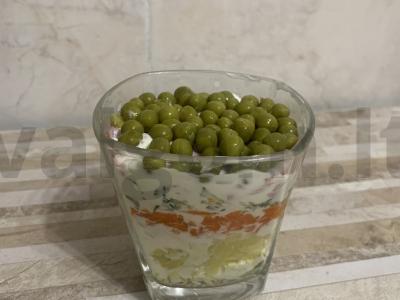 Sluoksniuotas salotas su žaliu žirneliu Žingsnis 2