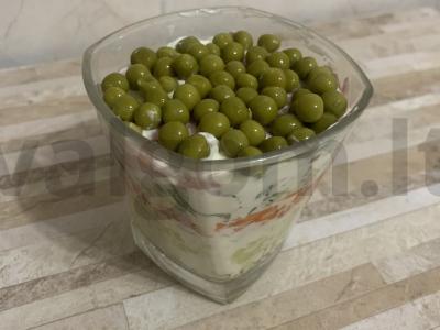 Sluoksniuotas salotas su žaliu žirneliu pagrindine nuotrauka