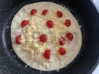 Uždaryta pica iš kvietinės tortilijos be padažo Žingsnis 3