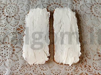 Skrebučiai su virtais kiaušiniais ir svogūnais ant Borodino duonos su varškės sūriu ir grietinės-mustardo padažu Žingsnis 1