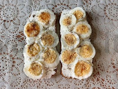 Skrebučiai su virtais kiaušiniais ir svogūnais ant Borodino duonos su varškės sūriu ir grietinės-mustardo padažu Žingsnis 2