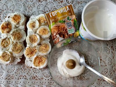 Skrebučiai su virtais kiaušiniais ir svogūnais ant Borodino duonos su varškės sūriu ir grietinės-mustardo padažu Žingsnis 3