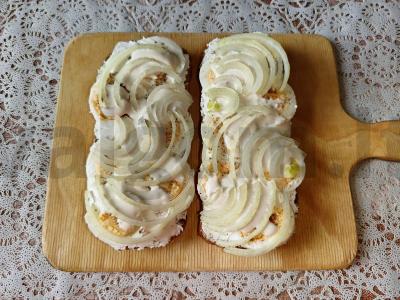 Skrebučiai su virtais kiaušiniais ir svogūnais ant Borodino duonos su varškės sūriu ir grietinės-mustardo padažu Žingsnis 4