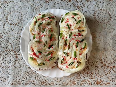 Skrebučiai su virtais kiaušiniais ir svogūnais ant Borodino duonos su varškės sūriu ir grietinės-mustardo padažu pagrindine nuotrauka