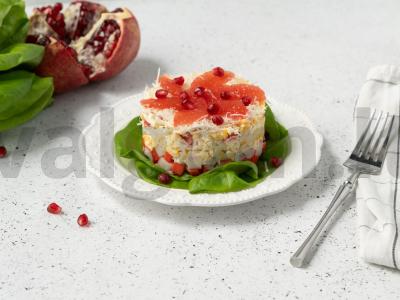 Salotos su greipfrutais ir krabų lazdelėmis pagrindine nuotrauka