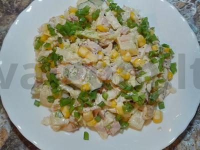 Salotas „Vištiena su ananasais“ pagrindine nuotrauka