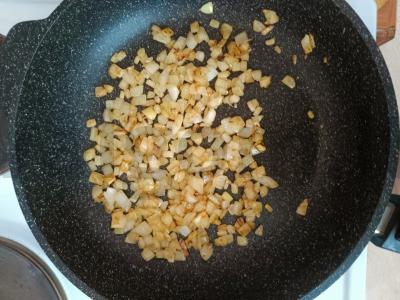 Omletas su svogūnais ir dešra Žingsnis 1