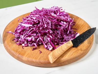 Raudonos kopūstų salotos Žingsnis 1