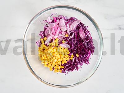 Raudonos kopūstų salotos Žingsnis 2