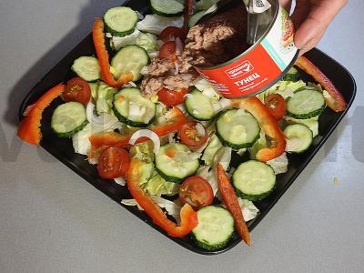 Salotos su tunu ir šviežiais daržovėmis Žingsnis 4