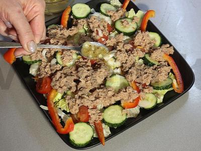 Salotos su tunu ir šviežiais daržovėmis Žingsnis 7