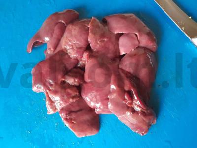 Troškinta vištienos kepenėlė lėtoje viryklėje su prieskoniais ir grietine Žingsnis 1