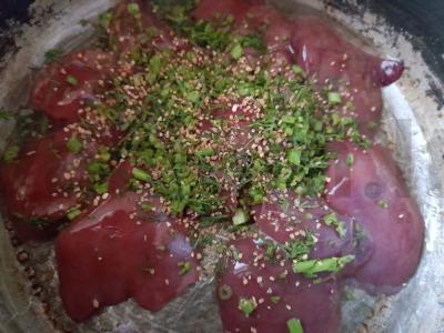 Troškinta vištienos kepenėlė lėtoje viryklėje su prieskoniais ir grietine Žingsnis 3