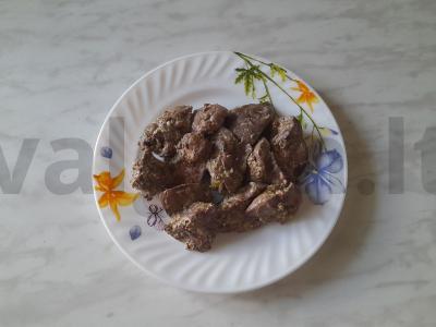 Troškinta vištienos kepenėlė lėtoje viryklėje su prieskoniais ir grietine pagrindine nuotrauka