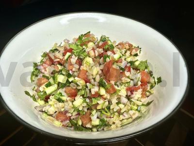 Daržovių salotas su bulguru pagrindine nuotrauka