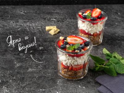 Varškės desertas su uogomis pagrindine nuotrauka