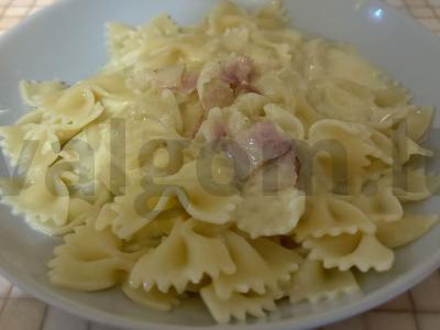 Skanūs makaronai su sūrio padažu ir bekonu pagrindine nuotrauka