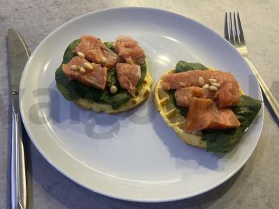 Bulvių vafliai su raudonąja žuvimi ir tartaro padažu pagrindine nuotrauka