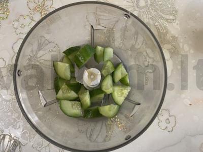 Gurku, chia sėklų ir džiovintų slyvų kokteilis Žingsnis 1