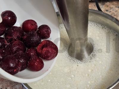 Pieno kokteilis su vyšniomis ir medumi Žingsnis 2