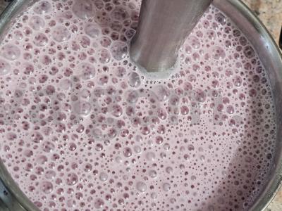 Pieno kokteilis su vyšniomis ir medumi Žingsnis 3