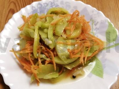 Salotas su žaliais pomidorais pagrindine nuotrauka