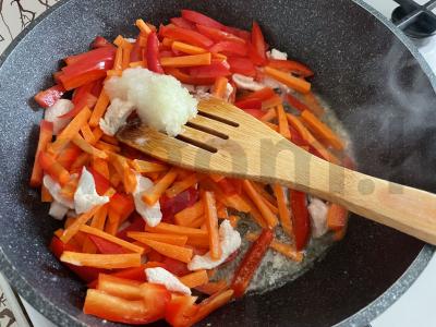 Azijietiška makaronai su daržovėmis ir sezamo sėklomis Žingsnis 2