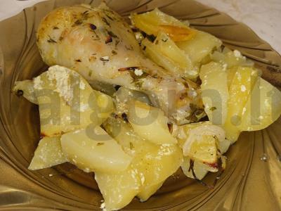 Rudai kepta vištiena su bulvėmis pagrindine nuotrauka