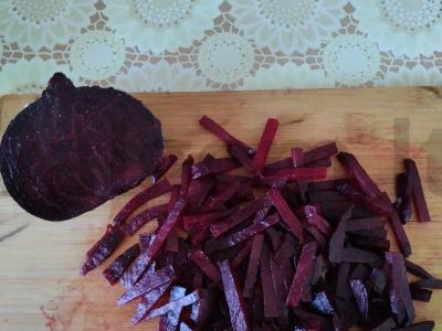 Troškinta burokėliai su raugintais kopūstais ir pomidorais Žingsnis 3