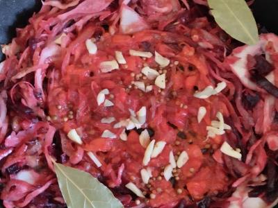 Troškinta burokėliai su raugintais kopūstais ir pomidorais Žingsnis 5