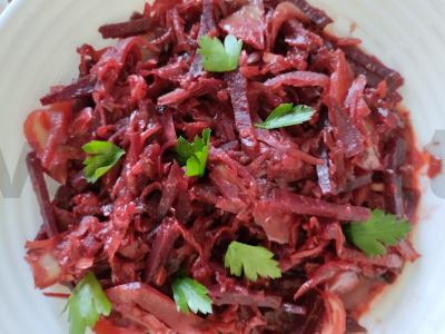 Troškinta burokėliai su raugintais kopūstais ir pomidorais pagrindine nuotrauka