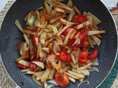 Kepta bulvė su vyšniniais pomidorais grietinėje Žingsnis 5