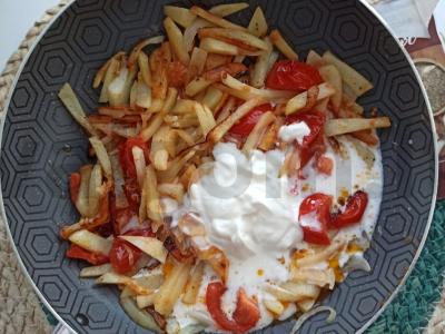 Kepta bulvė su vyšniniais pomidorais grietinėje Žingsnis 6