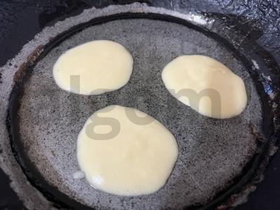 Kvapnūs mini blynai su abrikosų džemo įdaru Žingsnis 10