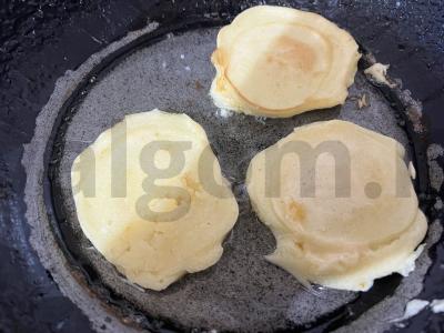 Kvapnūs mini blynai su abrikosų džemo įdaru Žingsnis 13