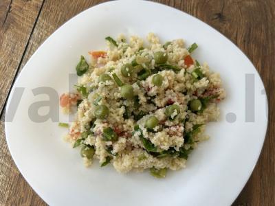 Vegetariškas salotas su kuskusu pagrindine nuotrauka