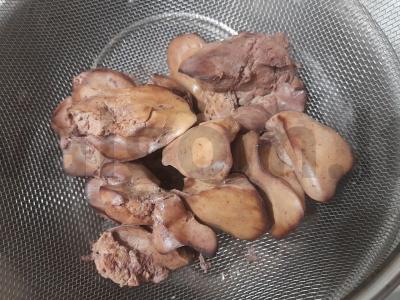 Salotos su korėjietiška morkų, vištienos kepenėlėmis ir marinuotais agurkėliais Žingsnis 2