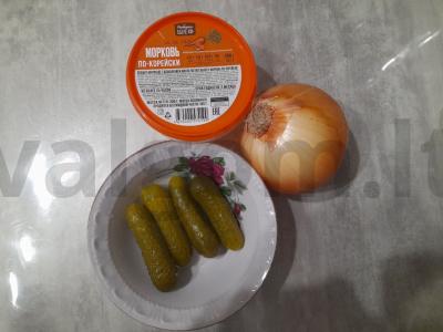 Salotos su korėjietiška morkų, vištienos kepenėlėmis ir marinuotais agurkėliais Žingsnis 4