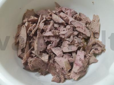 Salotos su korėjietiška morkų, vištienos kepenėlėmis ir marinuotais agurkėliais Žingsnis 8