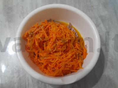 Salotos su korėjietiška morkų, vištienos kepenėlėmis ir marinuotais agurkėliais Žingsnis 9