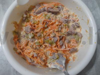 Salotos su korėjietiška morkų, vištienos kepenėlėmis ir marinuotais agurkėliais Žingsnis 10