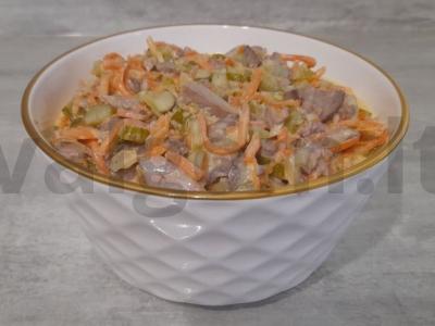 Salotos su korėjietiška morkų, vištienos kepenėlėmis ir marinuotais agurkėliais pagrindine nuotrauka