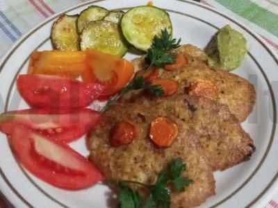 Kuskuso kotletai su daržovėmis ir pesto padažu pagrindine nuotrauka