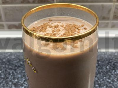 Gėrimas iš kavos, ledų, pieno ir cinamono pagrindine nuotrauka