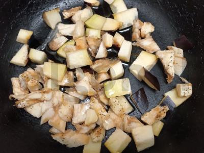 Salotas su keptais baklažanais, pomidorais, paprikomis ir sūriu Žingsnis 2