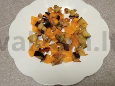 Salotas su keptais baklažanais, pomidorais, paprikomis ir sūriu Žingsnis 4