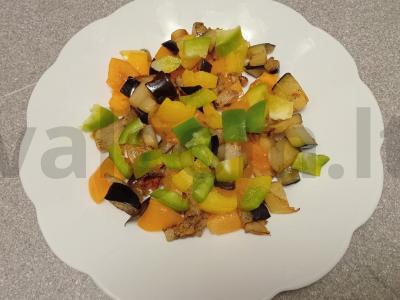 Salotas su keptais baklažanais, pomidorais, paprikomis ir sūriu Žingsnis 5